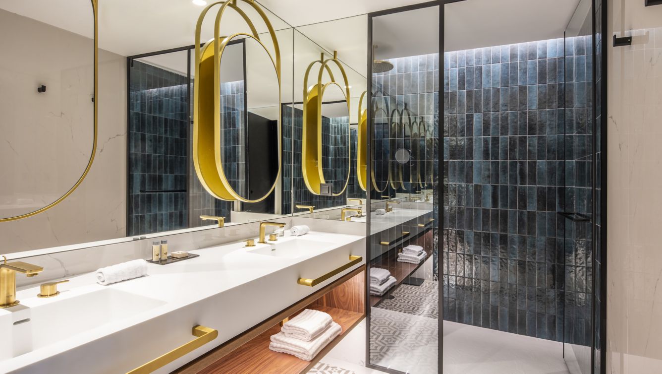 br-opobr-bathroom-room-34078_Wide-Hor