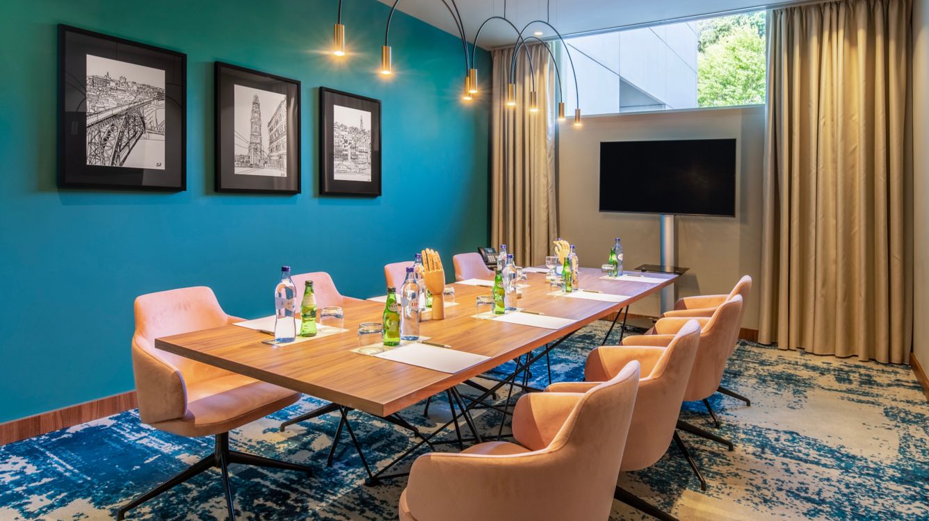 br-opobr-boardroom-21804-83020_Wide-Hor