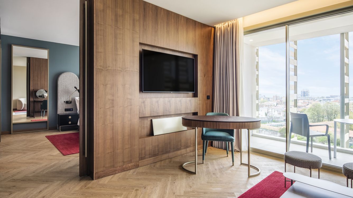 br-opobr-suite-lounge-desk-18831_Wide-Hor